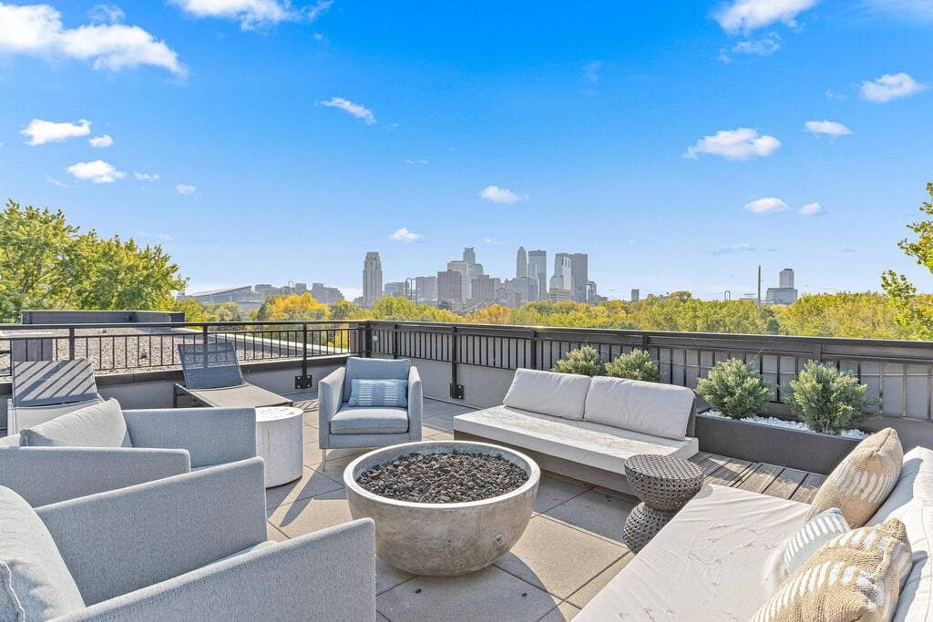 Skyline View 2BR · Minneapolis - Photo 2