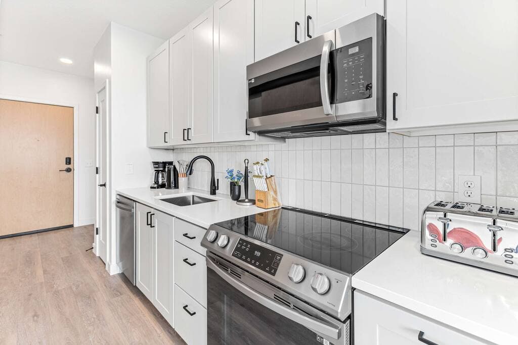 Charming Studio · Eat Street - Photo 5