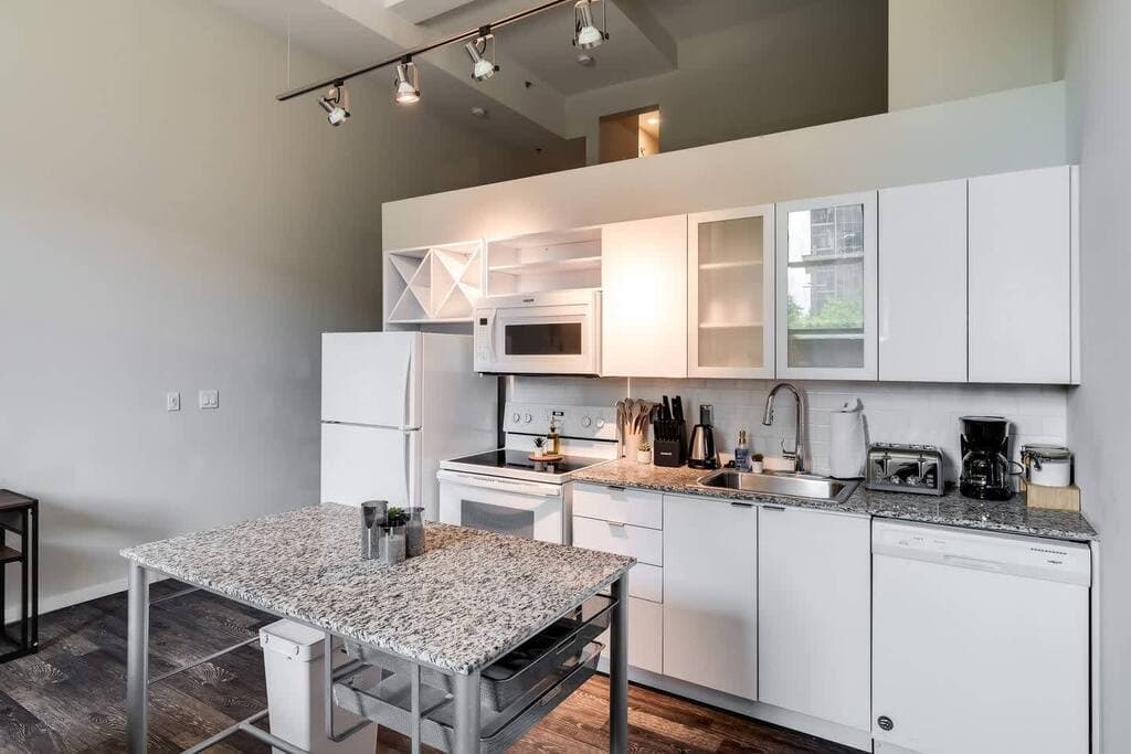 Downtown 1BR · Cincinnati - Photo 3