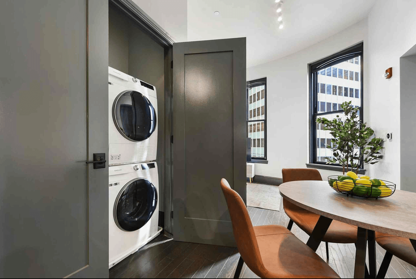 Bright 2BR · Downtown Pittsburgh - Photo 4