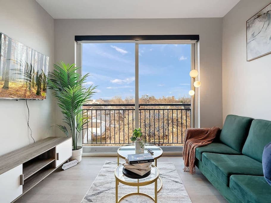 Bright Corner 1BR · NE Minneapolis