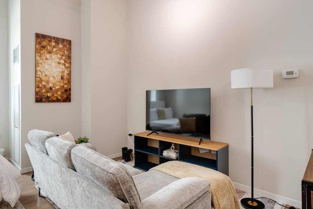 Luxe Studio with Rooftop Pool - Image 1