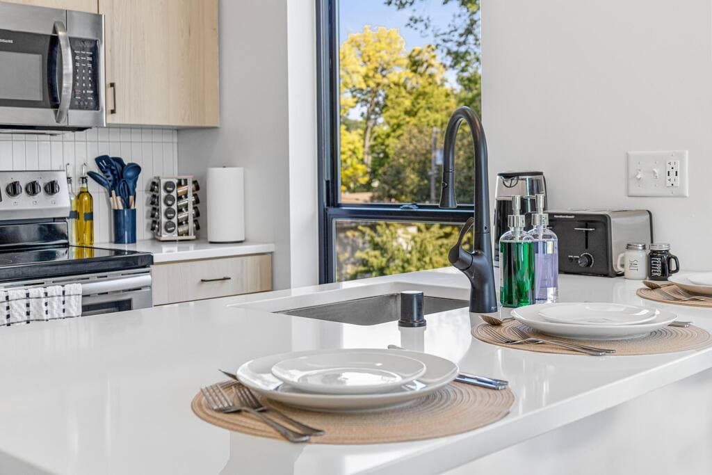 Skyline View 2BR · Minneapolis - Photo 5