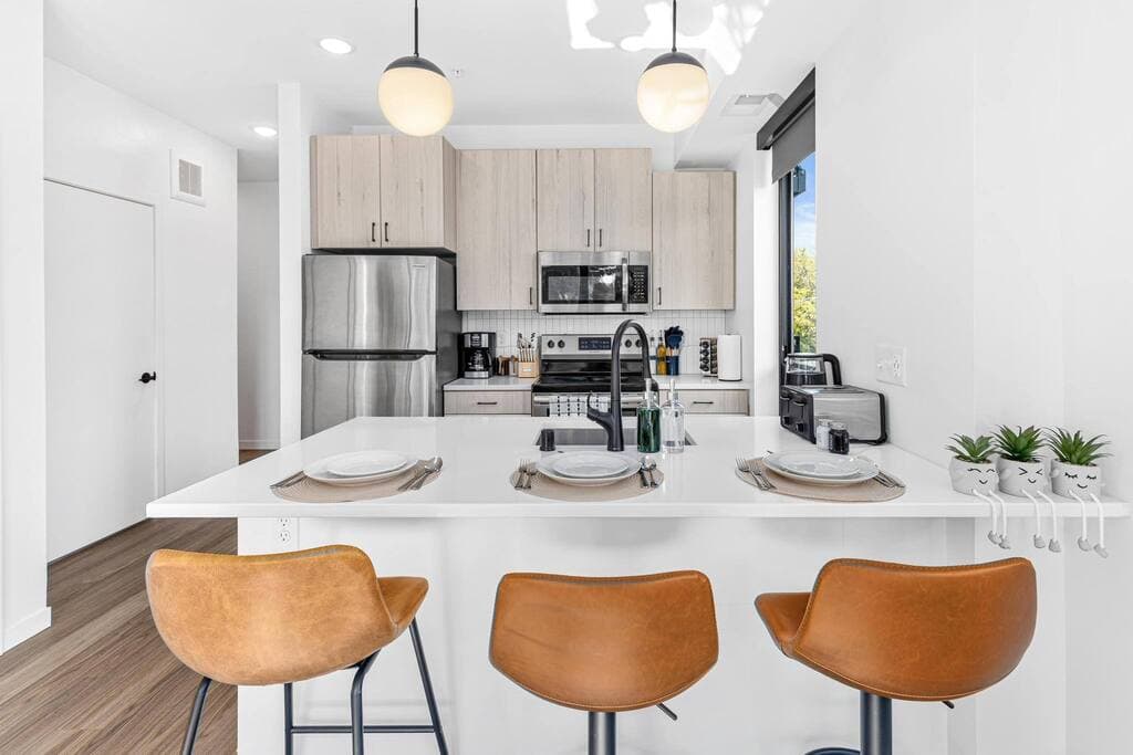 Skyline View 2BR · Minneapolis - Photo 2